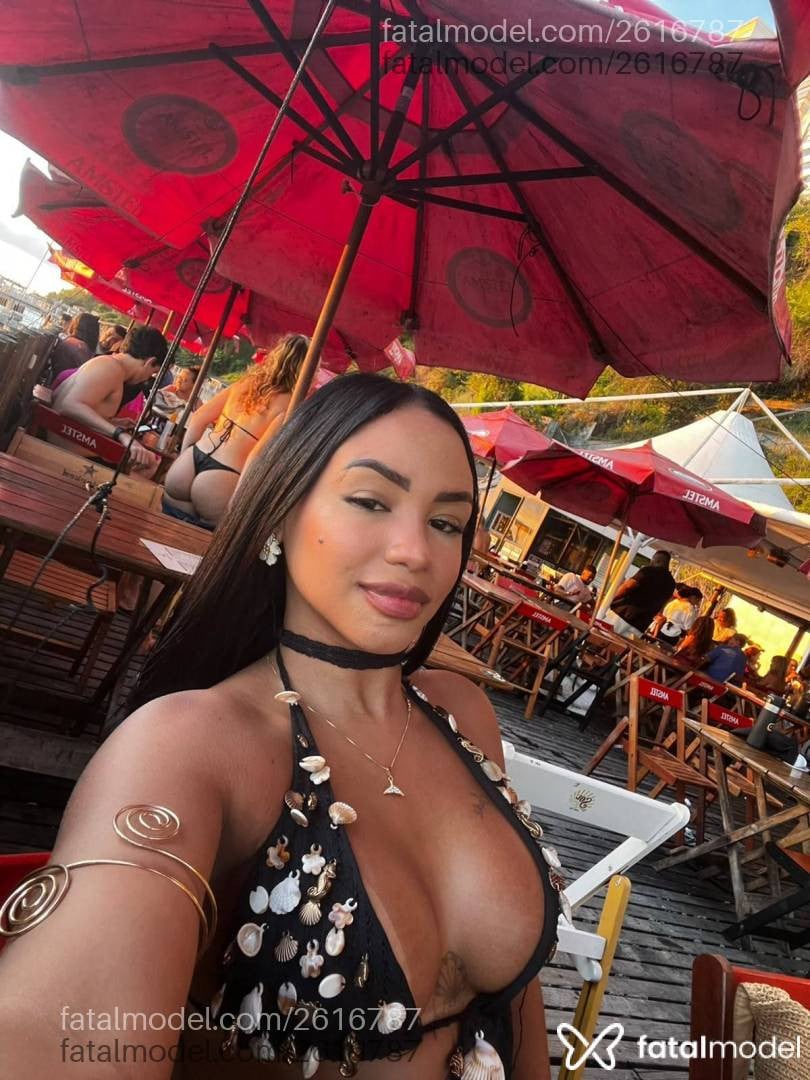Acompanhante mulher morena (o) de olhos pretos - Capytu