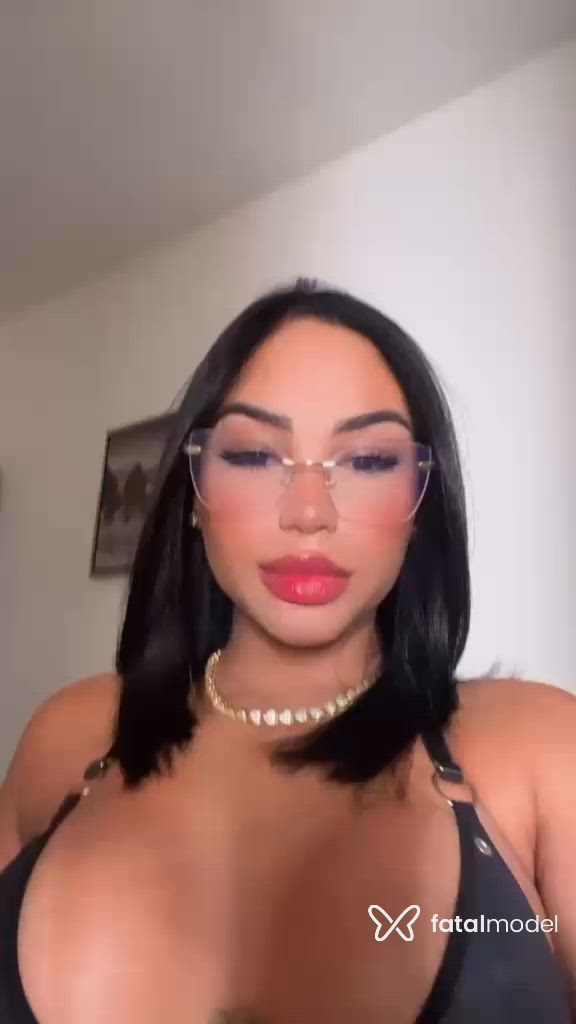 Acompanhante mulher morena (o) de olhos pretos - Capytu