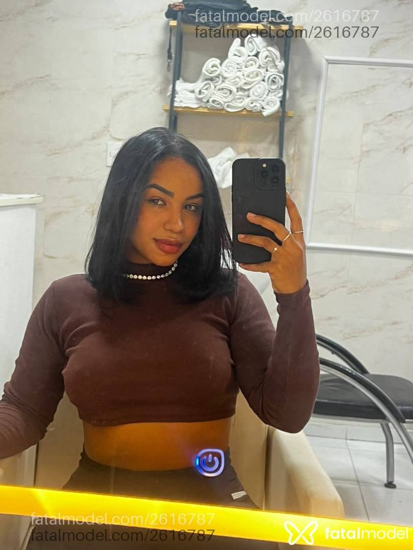 Acompanhante mulher morena (o) de olhos pretos - Capytu