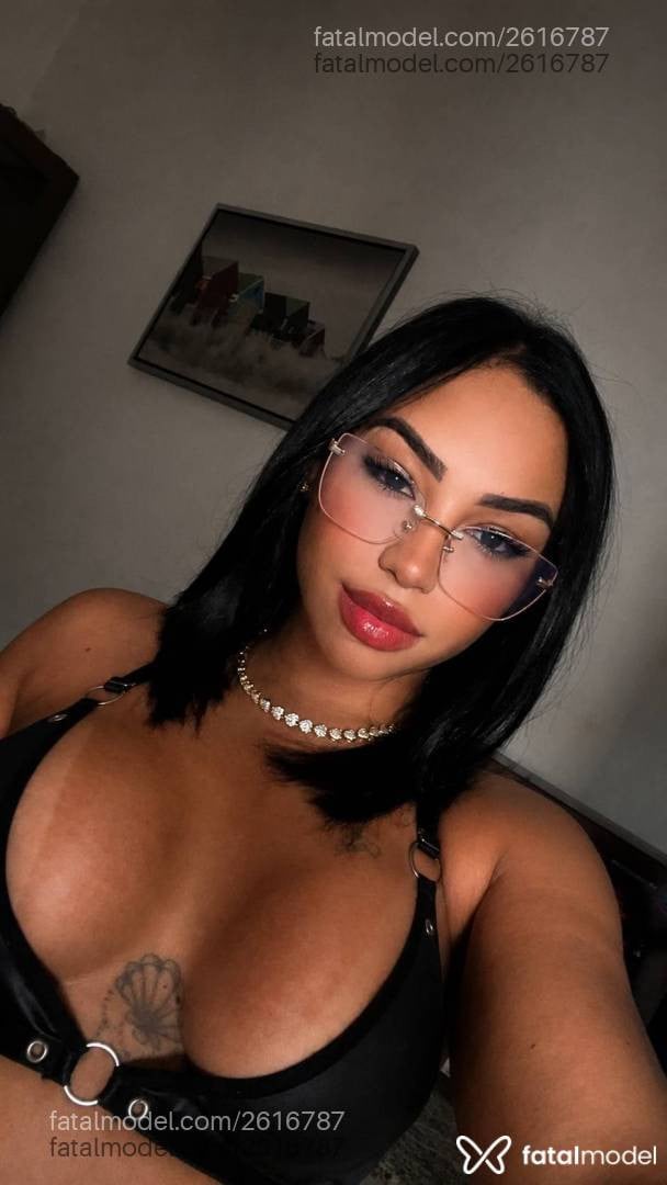 Acompanhante mulher morena (o) de olhos pretos - Capytu