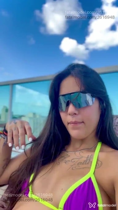 Acompanhante mulher com cabelo castanho de olhos verdes em São Paulo - Larissa Scarlet