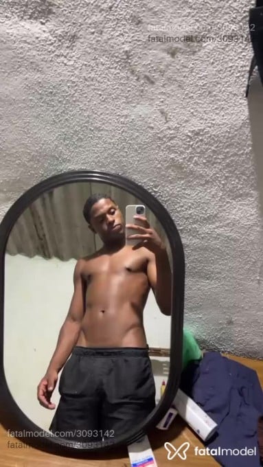 Acompanhante homem com cabelo castanho de olhos castanhos em Duque de Caxias - Vitor