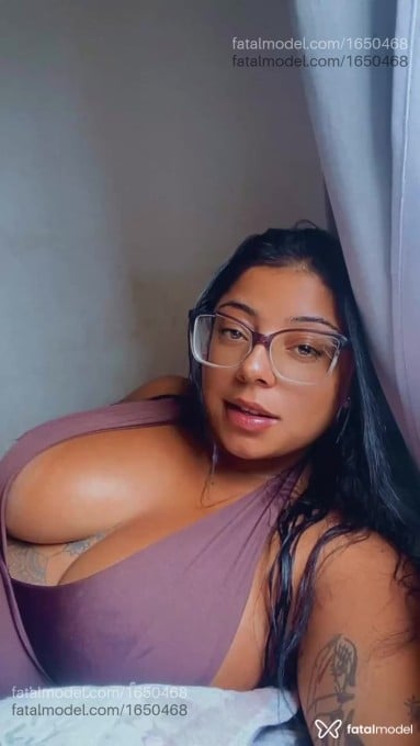 Acompanhante mulher morena (o) de olhos pretos - Mia Acompanhante mulher morena (o) de olhos pretos - Mia