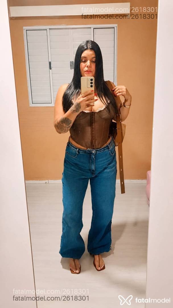 Acompanhante mulher com cabelo castanho de olhos castanhos - Lavinia
