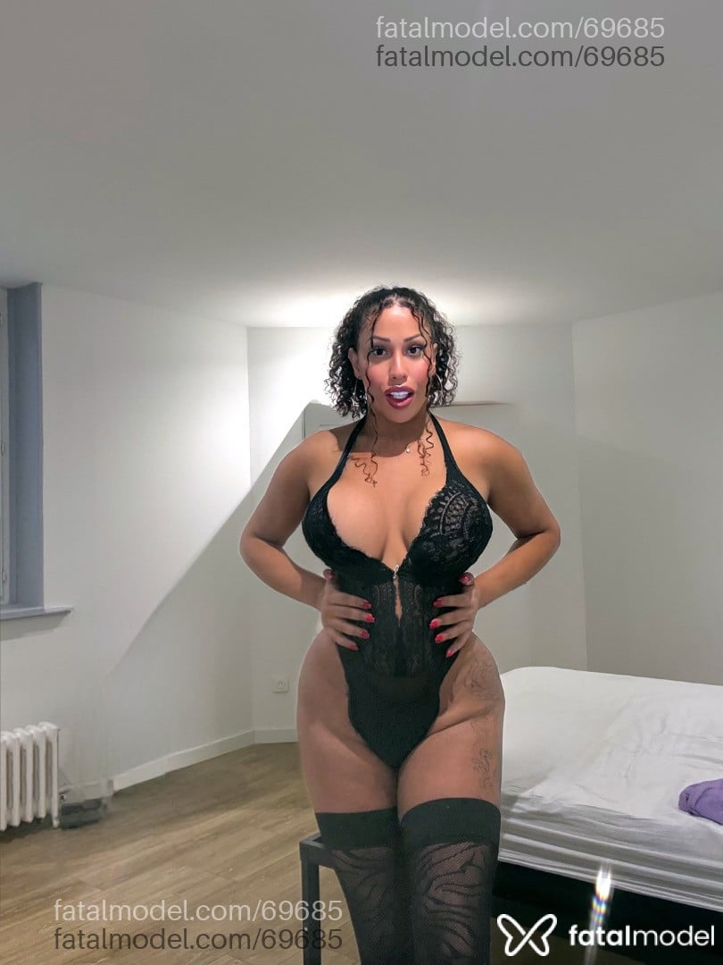 Acompanhante mulher trans com cabelo castanho de olhos castanhos em Ponta Grossa - Yasmin salimenni
