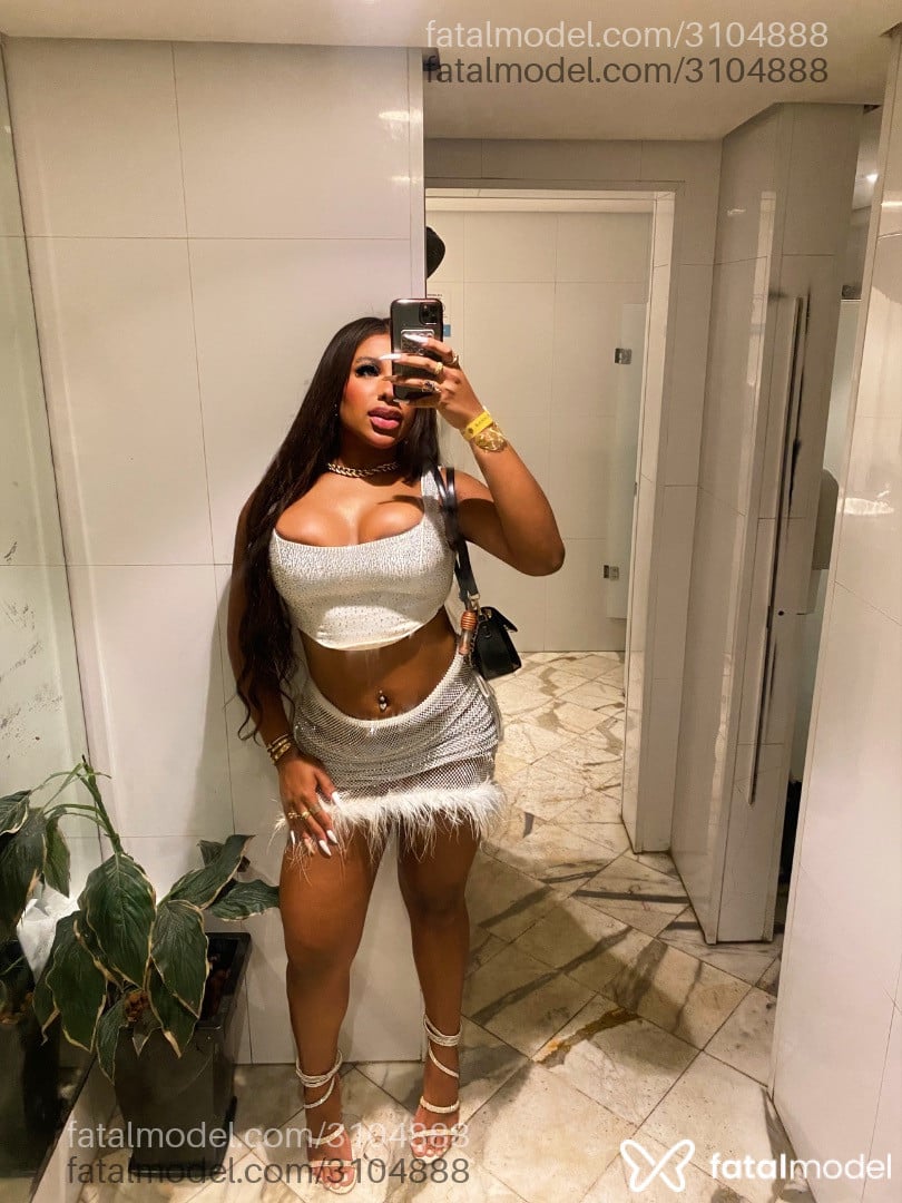 Acompanhante mulher trans com cabelo castanho de olhos verdes em São Paulo - Larih Bol