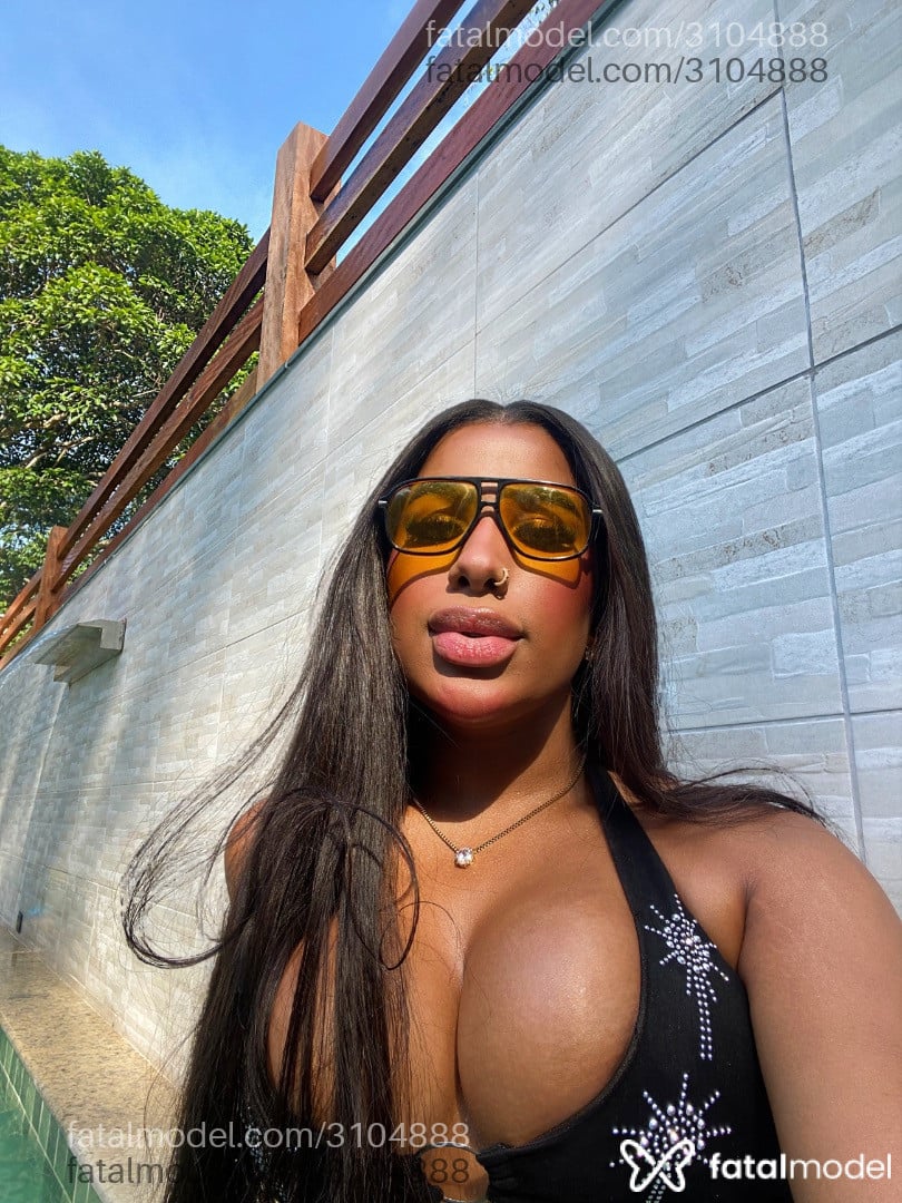 Acompanhante mulher trans com cabelo castanho de olhos verdes em São Paulo - Larih Bol