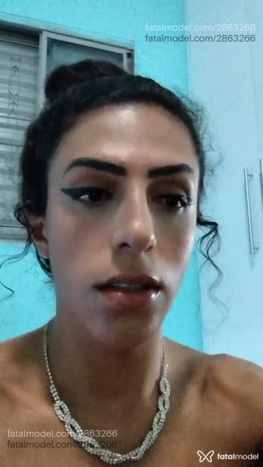 Acompanhante mulher trans morena (o) de olhos pretos - Linee