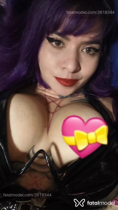 Acompanhante mulher com cabelo colorido de olhos castanhos em Virtual - Suzanne