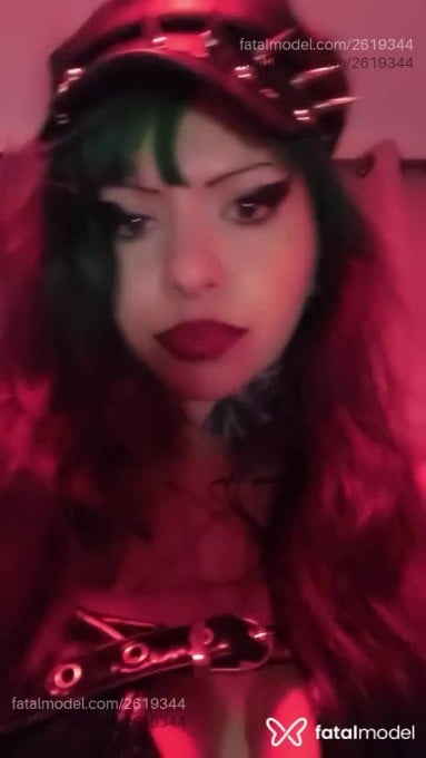 Acompanhante mulher com cabelo colorido de olhos castanhos em Virtual - Suzanne