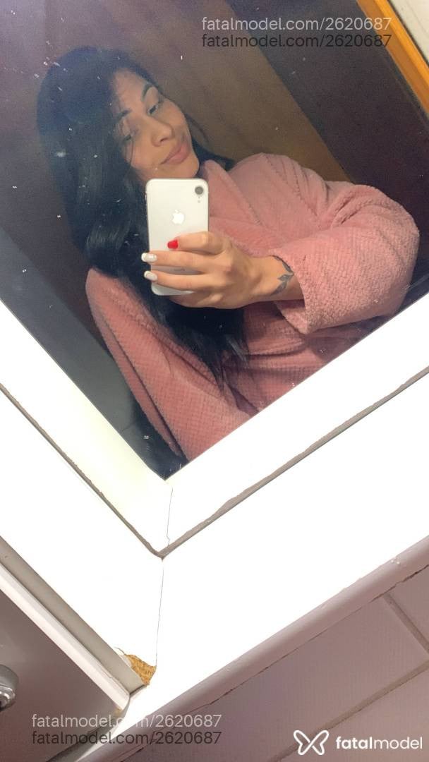 Acompanhante mulher trans com cabelo castanho de olhos azuis - Julinha