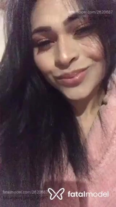 Acompanhante mulher trans com cabelo castanho de olhos azuis em Erechim - Julinha