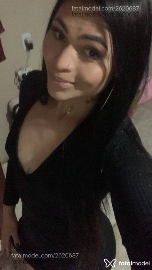 Acompanhante mulher trans com cabelo castanho de olhos azuis - Julinha