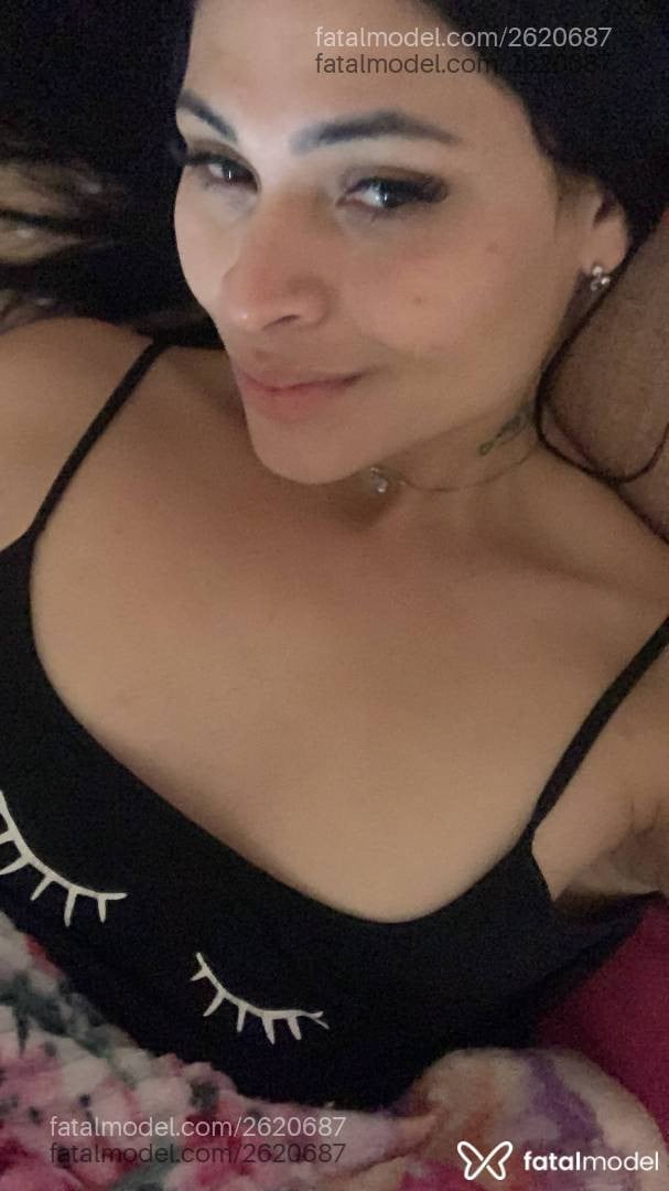 Acompanhante mulher trans com cabelo castanho de olhos azuis - Julinha