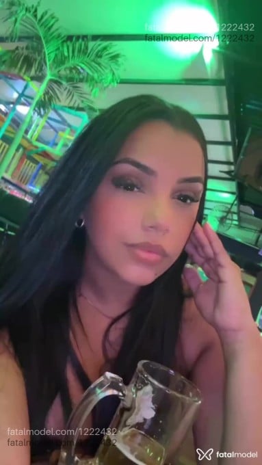 Acompanhante mulher morena (o) de olhos castanhos - Cléo Vaz Acompanhante mulher morena (o) de olhos castanhos - Cléo Vaz