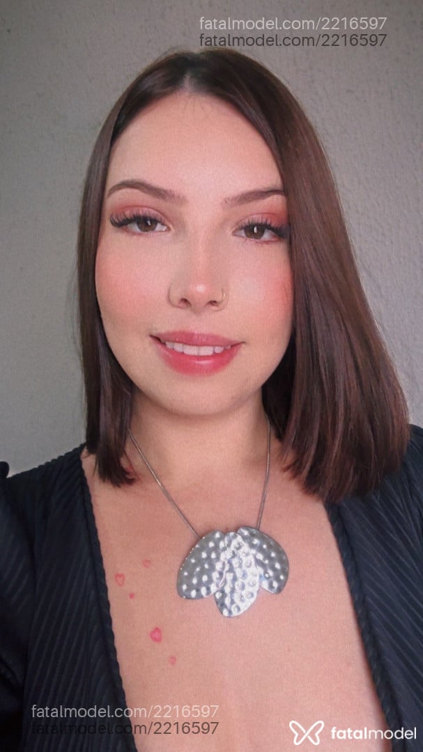 Acompanhante mulher com cabelo castanho de olhos castanhos - Amora Acompanhante mulher com cabelo castanho de olhos castanhos - Amora