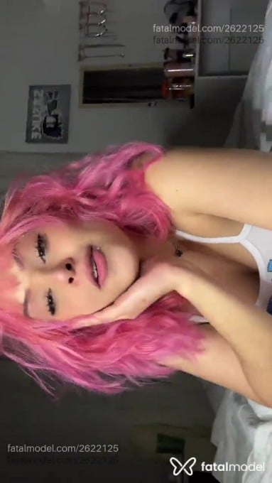 Acompanhante mulher com cabelo colorido de olhos castanhos em Virtual - Angel