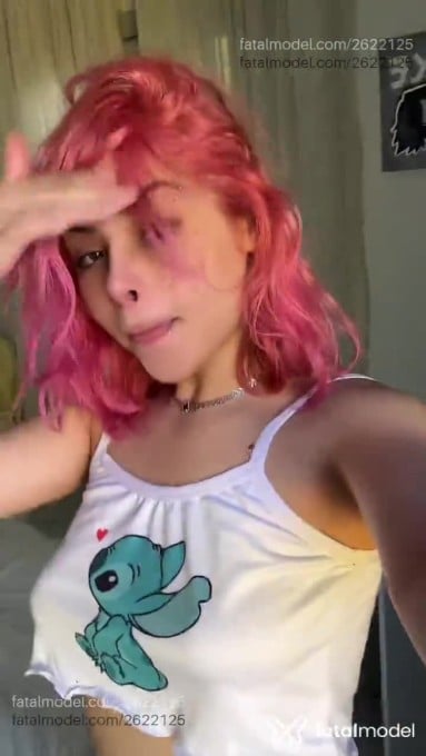 Acompanhante mulher com cabelo colorido de olhos castanhos em Virtual - Angel