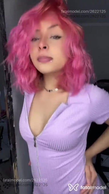 Acompanhante mulher com cabelo colorido de olhos castanhos em Virtual Acompanhante mulher com cabelo colorido de olhos castanhos em Virtual - Angel