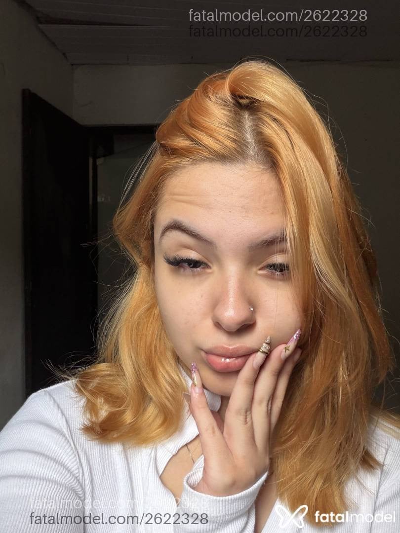 Acompanhante mulher ruiva (o) de olhos castanhos - Lady