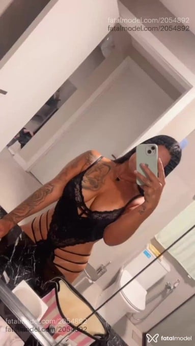 Acompanhante mulher com cabelo castanho de olhos castanhos - Monique Macedo Acompanhante mulher com cabelo castanho de olhos castanhos - Monique Macedo