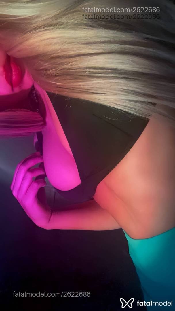 Acompanhante mulher loira (o) de olhos castanhos em Virtual - Julia