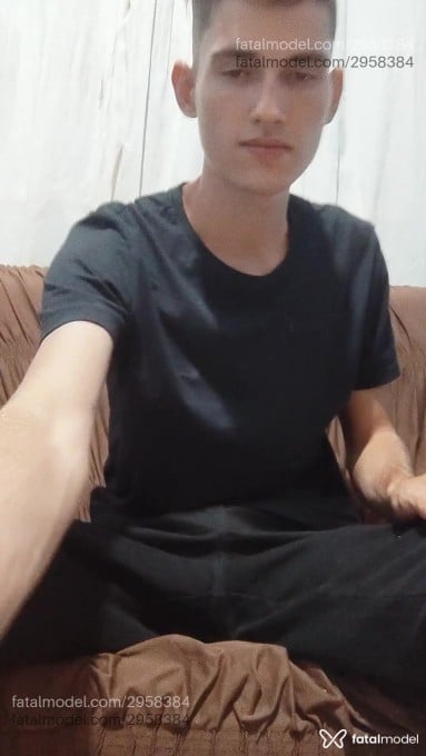 Acompanhante homem com cabelo castanho de olhos pretos - Luxe