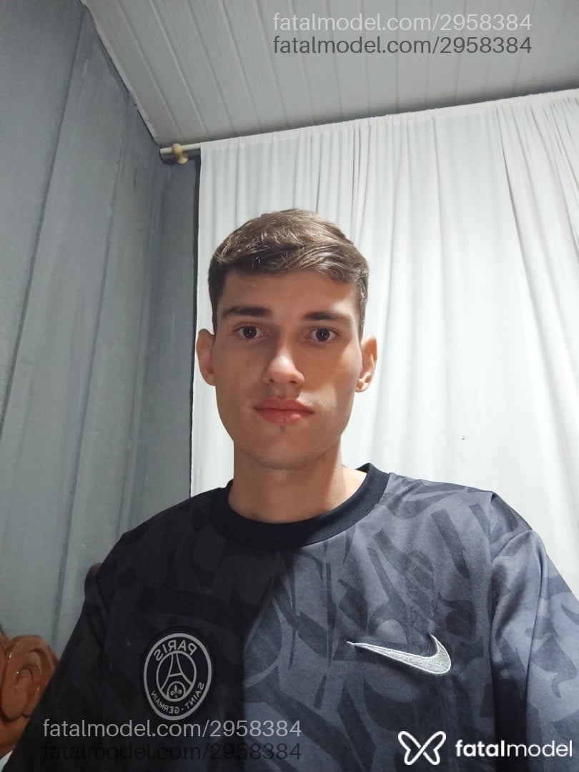 Acompanhante homem com cabelo castanho de olhos pretos - Luxe