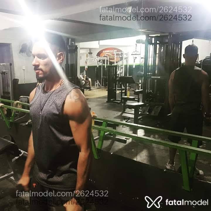 Acompanhante homem com cabelo castanho de olhos castanhos - Robin