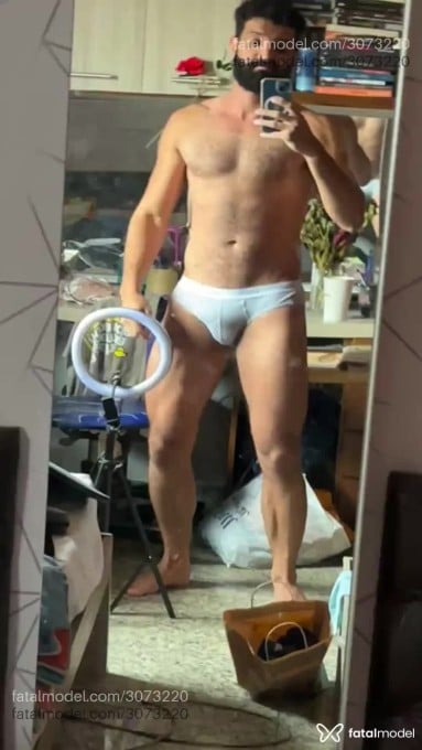 Acompanhante homem morena (o) de olhos castanhos - Cássio Acompanhante homem morena (o) de olhos castanhos - Cássio