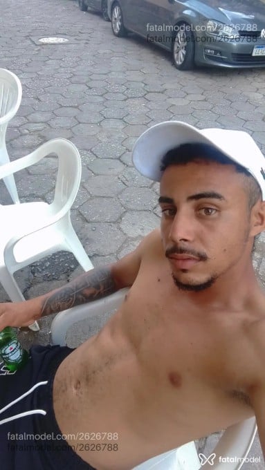 Acompanhante homem morena (o) de olhos castanhos em Itapema - Mateus