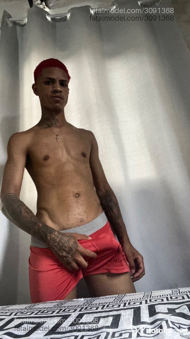 Acompanhante homem com cabelo colorido de olhos pretos em Belo Horizonte - Alezin