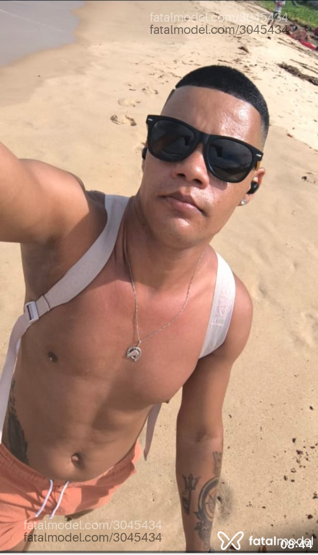 Acompanhante homem com cabelo castanho de olhos castanhos em Porto Seguro Acompanhante homem com cabelo castanho de olhos castanhos em Porto Seguro - Júnior