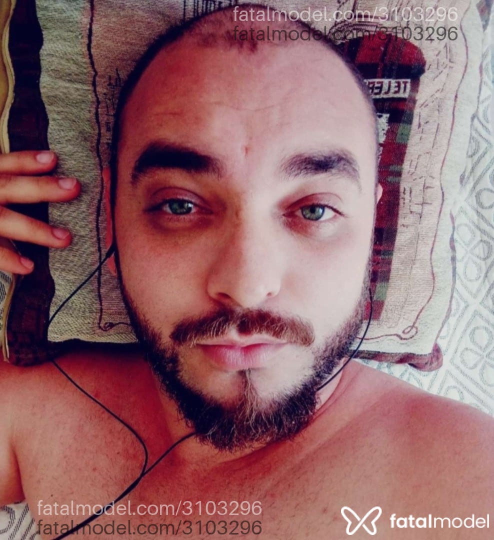 Acompanhante homem sem cabelo de olhos verdes - Marcos Almeida