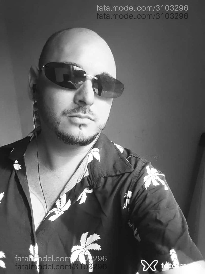 Acompanhante homem sem cabelo de olhos verdes - Marcos Almeida