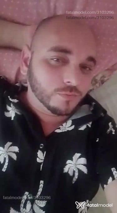 Acompanhante homem sem cabelo de olhos verdes - Marcos Almeida