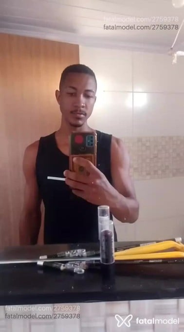 Acompanhante homem sem cabelo de olhos castanhos em Cabo Frio - Jambo
