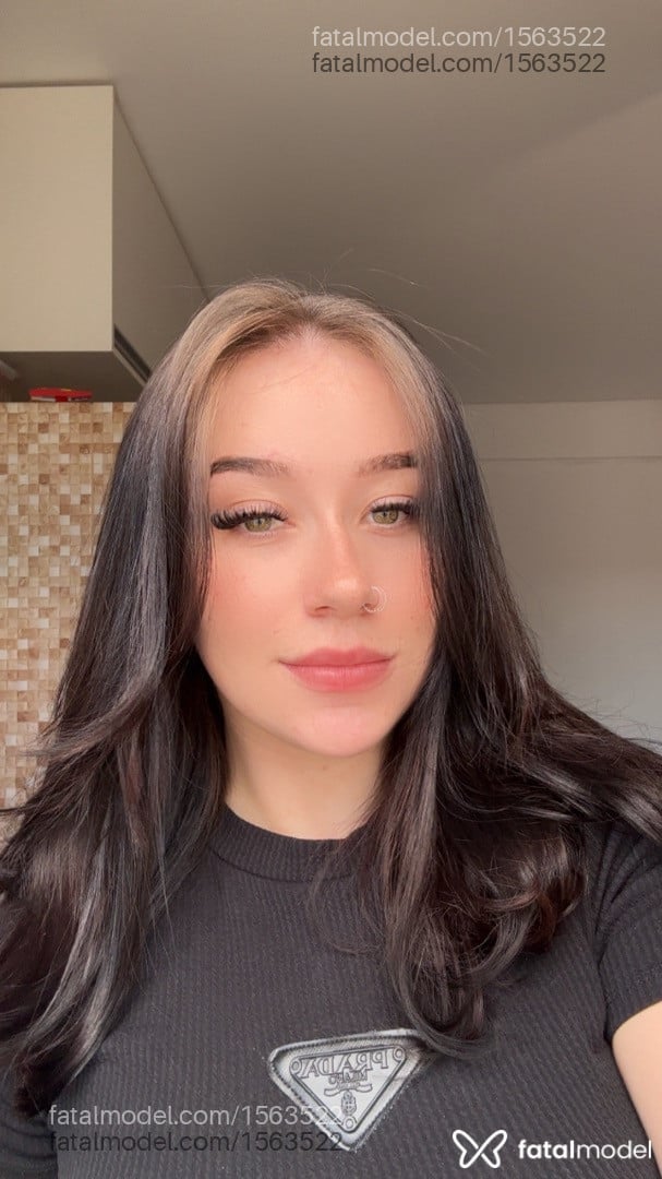 Acompanhante mulher com cabelo castanho de olhos verdes - Milena Alencar Acompanhante mulher com cabelo castanho de olhos verdes - Milena Alencar