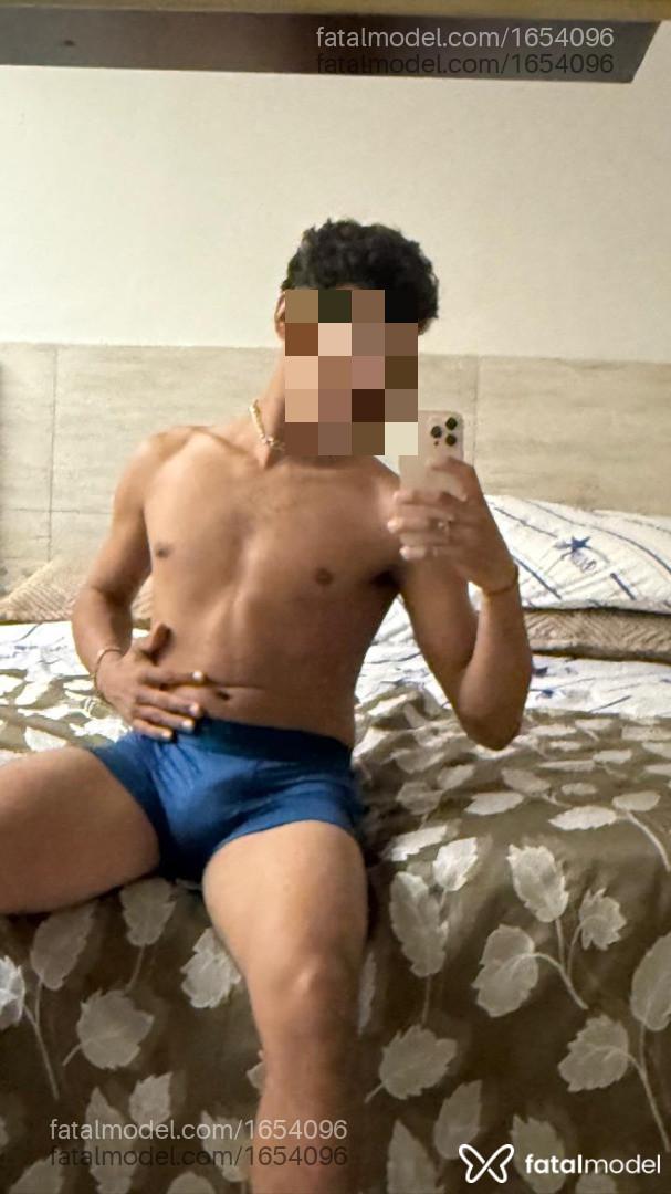 Acompanhante homem com cabelo castanho de olhos castanhos em Mandaguaçu - Dhiones