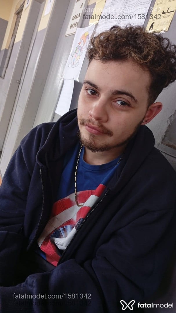 Acompanhante homem trans com cabelo castanho de olhos castanhos em Belo Horizonte - BombeiroTrans