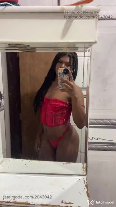 Acompanhante não-binário com cabelo castanho de olhos pretos em Ipatinga Acompanhante não-binário com cabelo castanho de olhos pretos em Ipatinga - Giselle