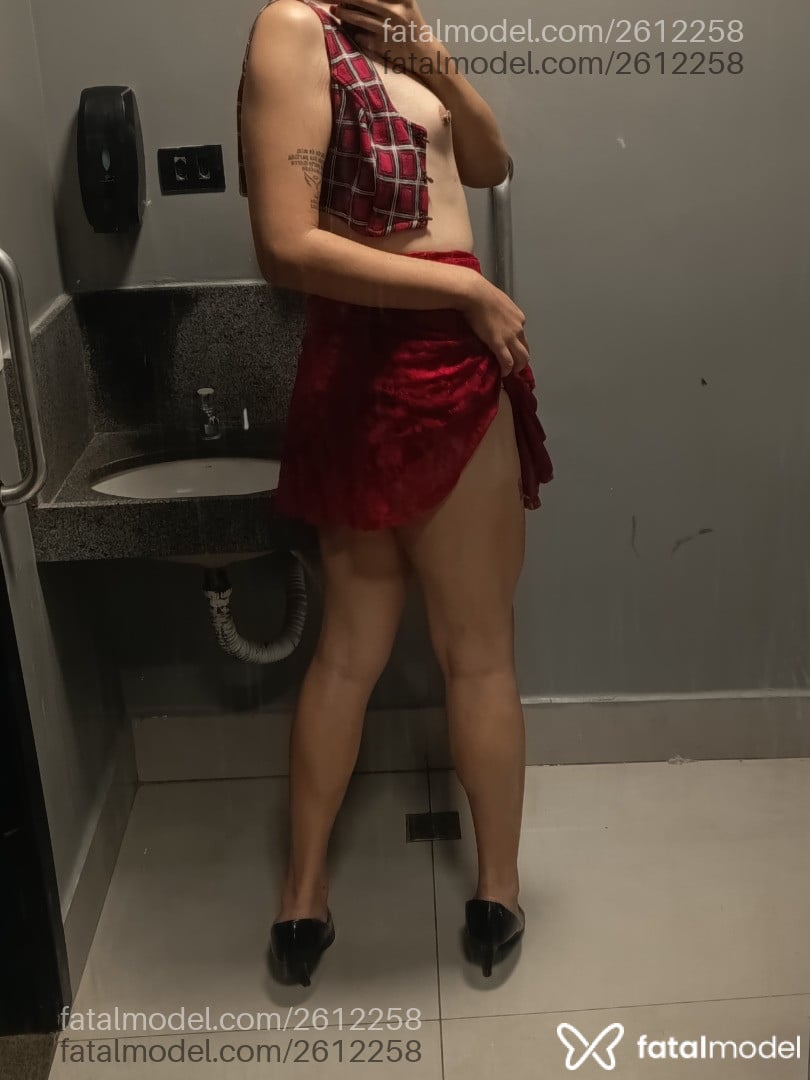 Acompanhante mulher trans com cabelo colorido de olhos castanhos em Maringá - Ruvy Ramonah