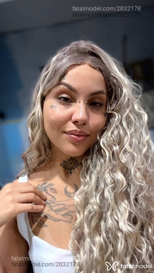 Acompanhante mulher loira (o) de olhos castanhos - Mandy