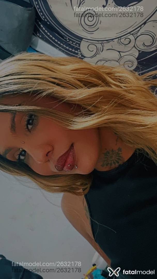 Acompanhante mulher loira (o) de olhos castanhos - Mandy