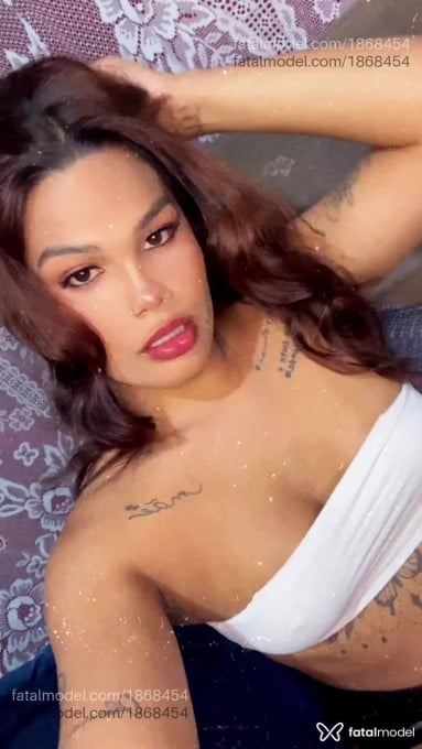 Acompanhante mulher trans com cabelo castanho de olhos castanhos em Garibaldi - Vic