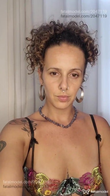 Acompanhante mulher loira (o) de olhos castanhos em Virtual - Freecurve
