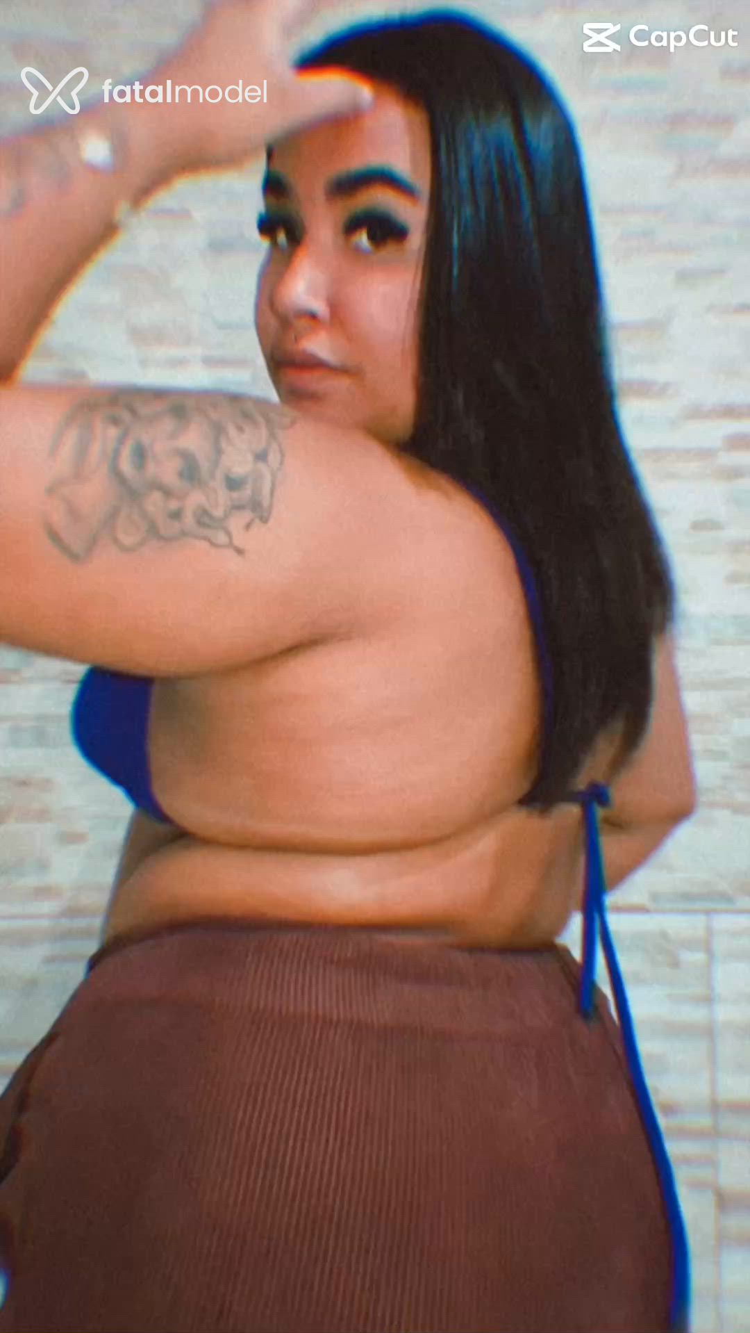 Acompanhante mulher com cabelo castanho de olhos castanhos - ísis