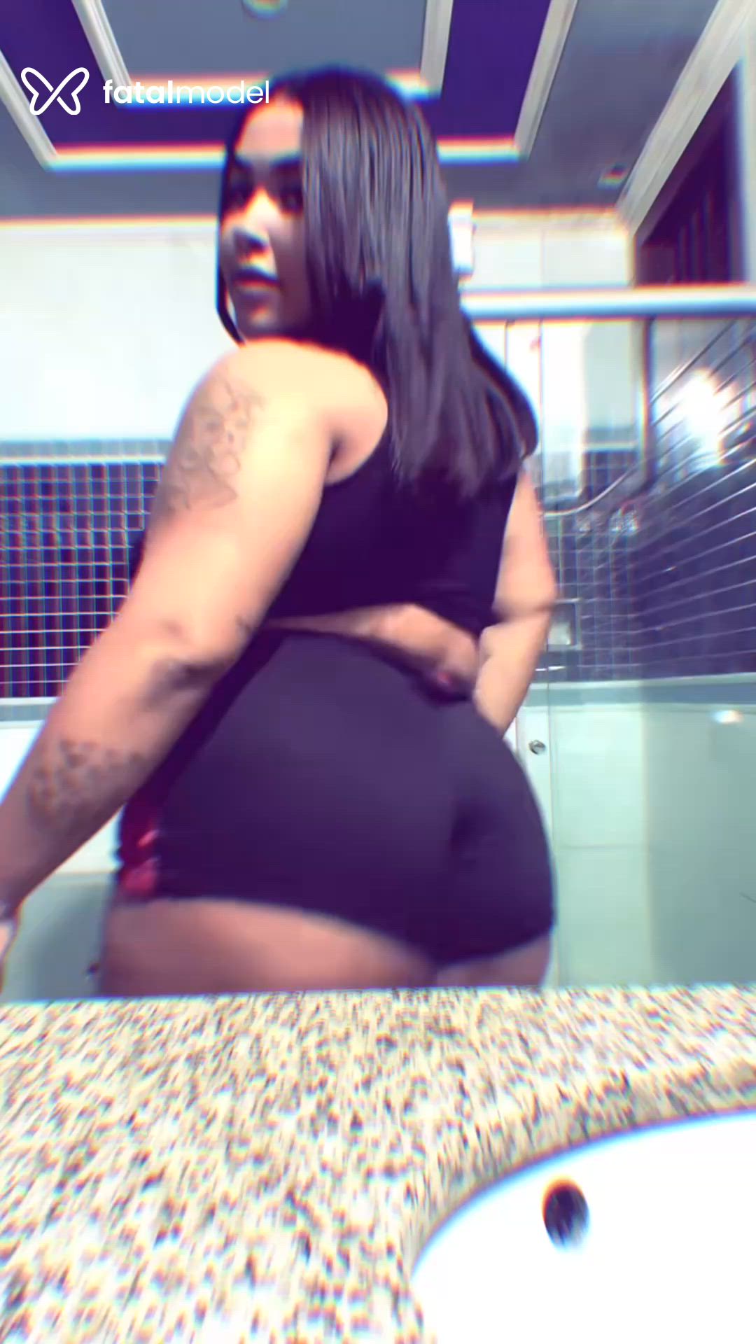 Acompanhante mulher com cabelo castanho de olhos castanhos - ísis