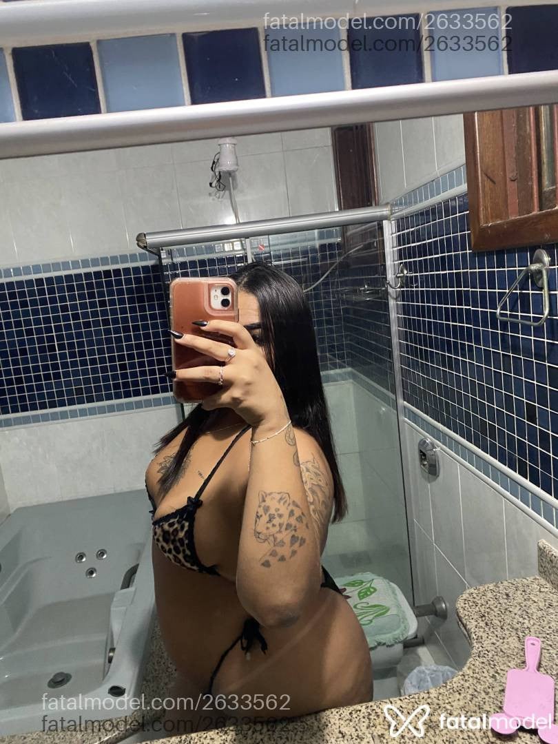 Acompanhante mulher com cabelo castanho de olhos castanhos - ísis