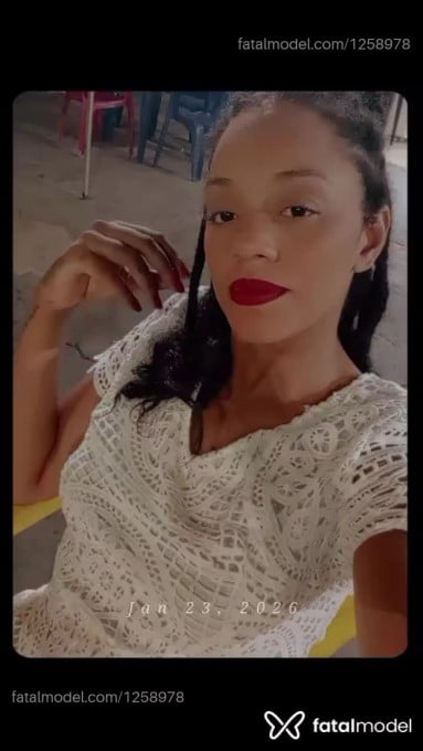 Acompanhante mulher morena (o) de olhos castanhos em Água Boa - Débora